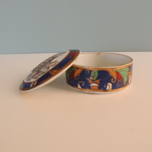 Round Hand-Painted Chinese Export Box With Lid Depicting a Coat-Of-Arms - Picture 4 of 4